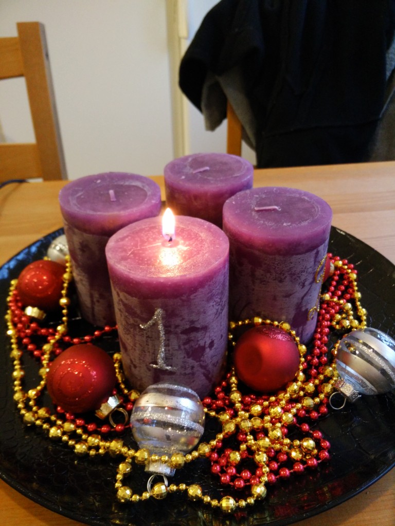 Tenn lys! Ett lys skal brenne for denne lille jord. Den blanke himmelstjerne, der vi og alle bor. Må alle dele håpet så gode ting kan skje. Må jord og himmel møtes. Et lys er tent for det.