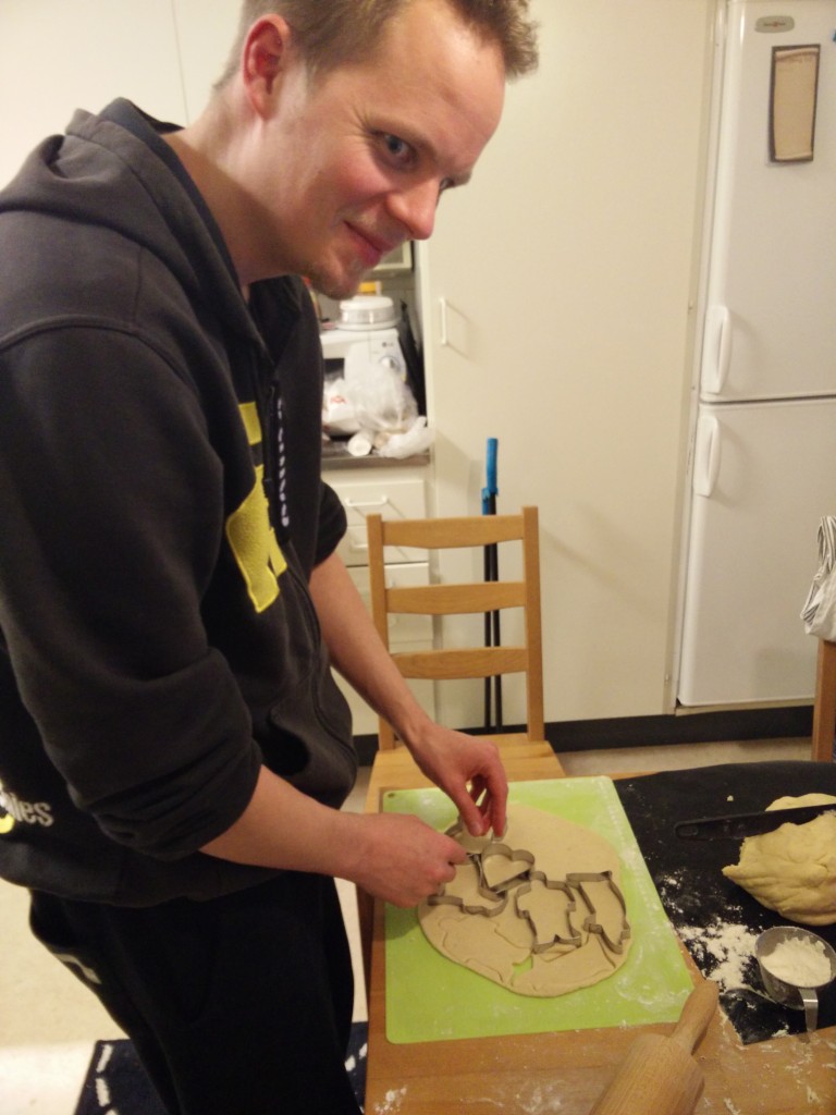 En skeptisk finne hjelper til med å bake :D