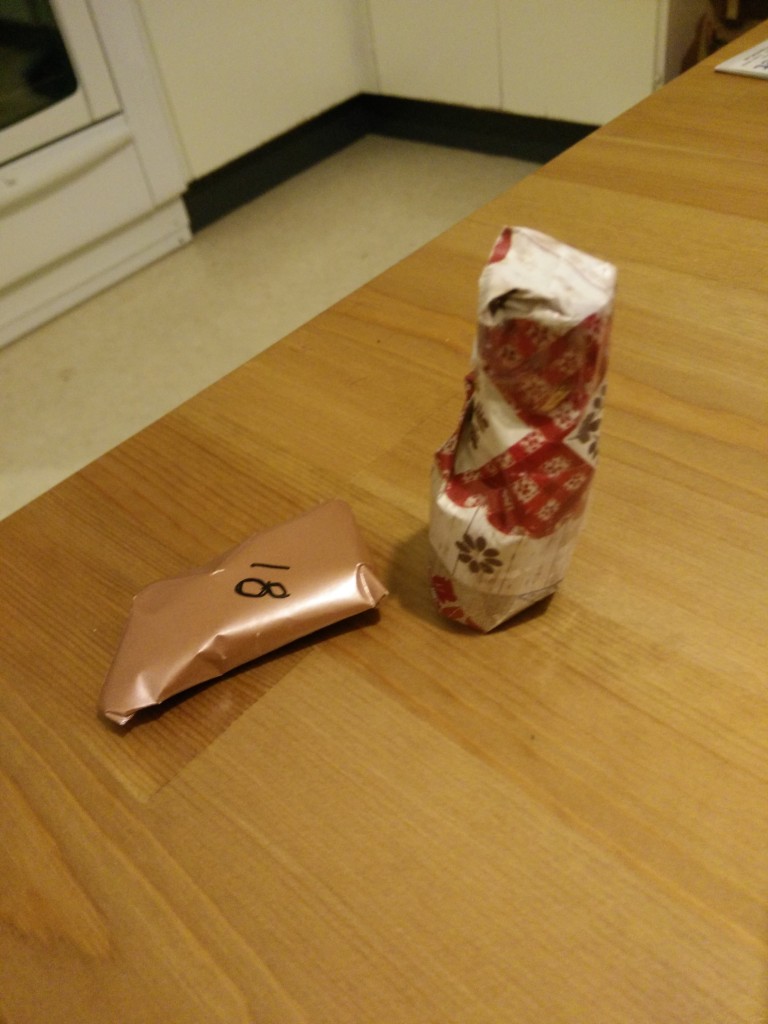 Hm.. liten og tung og.. uhm..