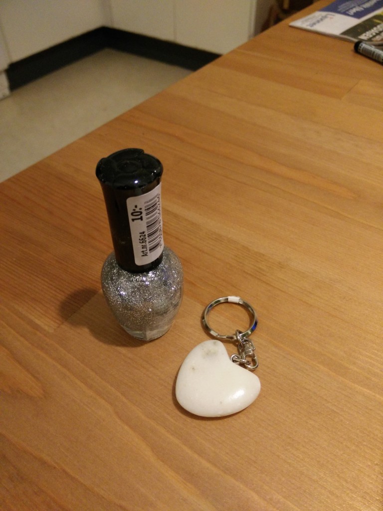 Glitrenegler til jul :D Og liten søt hjertenøklering! Tror det er ekte stein også og ikke plastimitation, marmor kanskje?