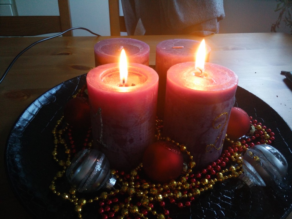 Tenn lys ! To lys skal skinne for kjærlighet og tro, for dem som viser omsorg og alltid bygger bro. Må fanger få sin frihet og flyktninger et hjem. Tenn lys for dem som gråter og dem som trøster dem.