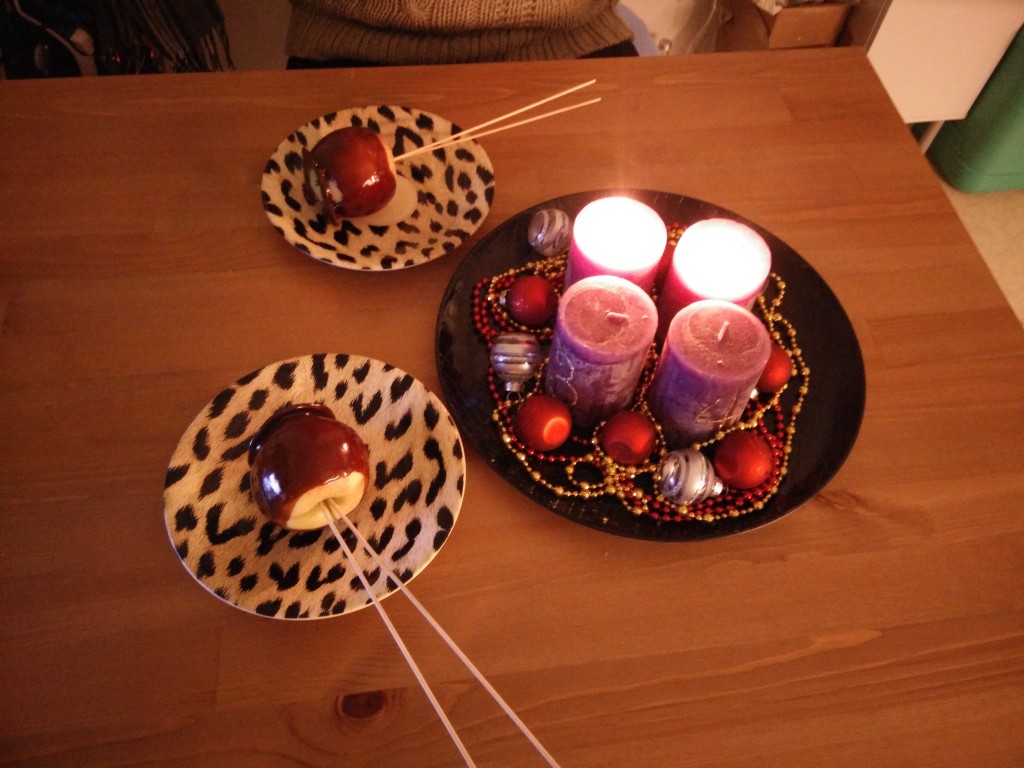 To slitne jenter har kosestund med kandiserte epler og levende lys etter endt dyst. Vi har pakket julegaveposer, og fordelt det som var igjen. Vi har godterier til påske sikkert!