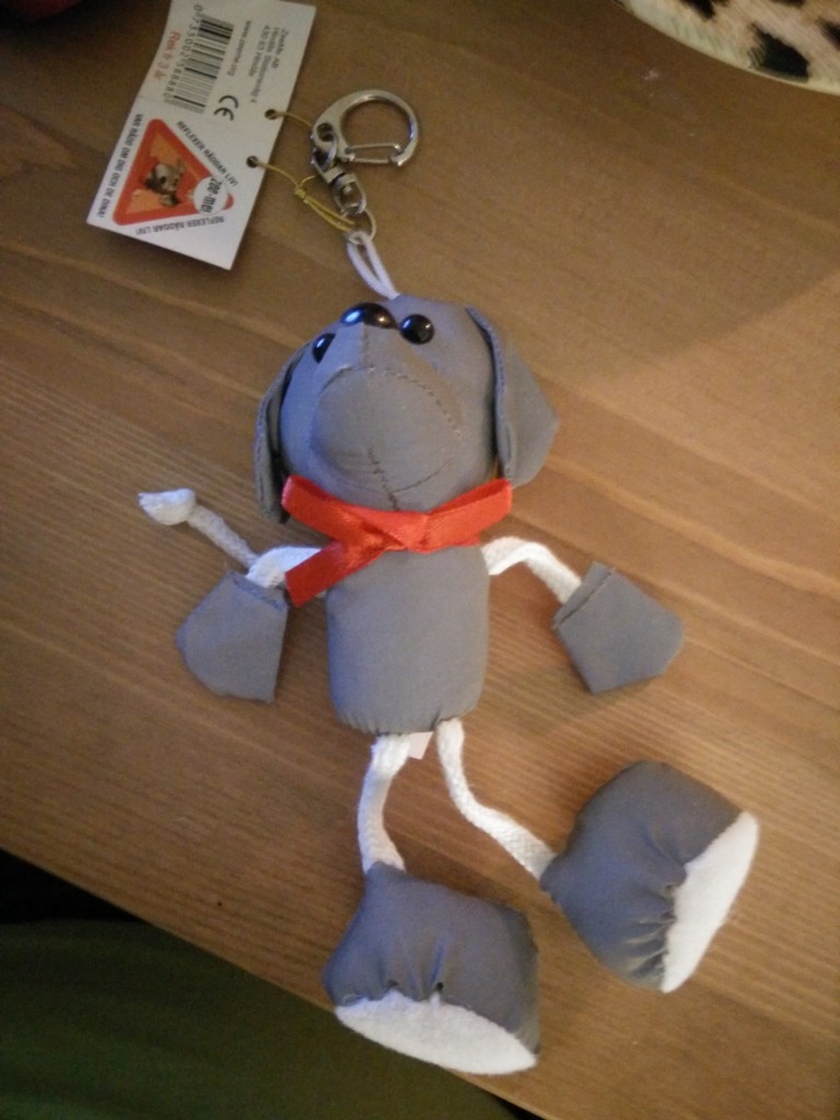 NAAAW! Søtest i verden!  Jeg gjetter den reflekterer lys og :D