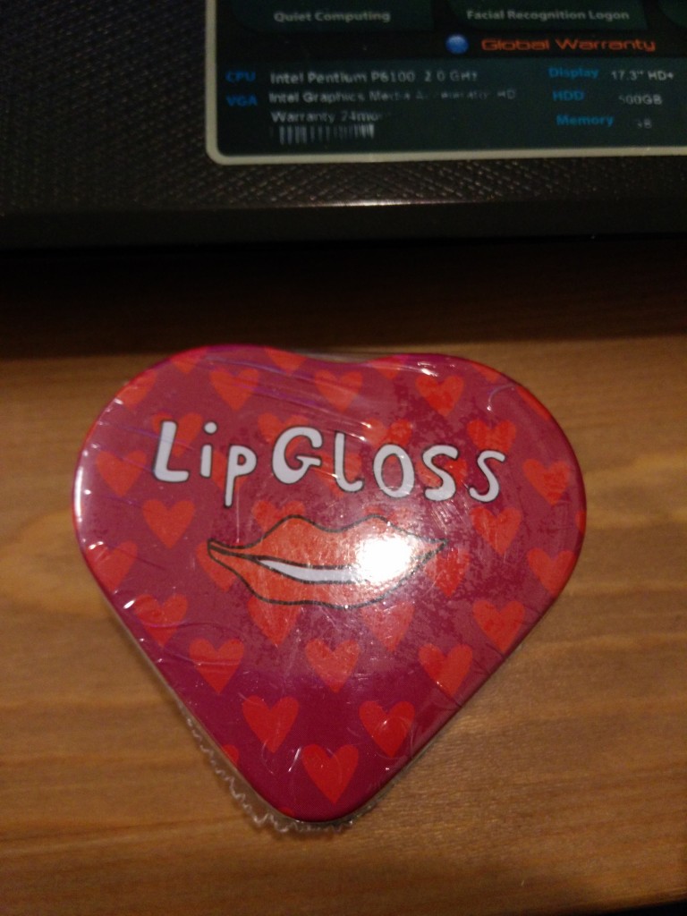 Lipgloss! Namnamsmak og lukt! Nam!