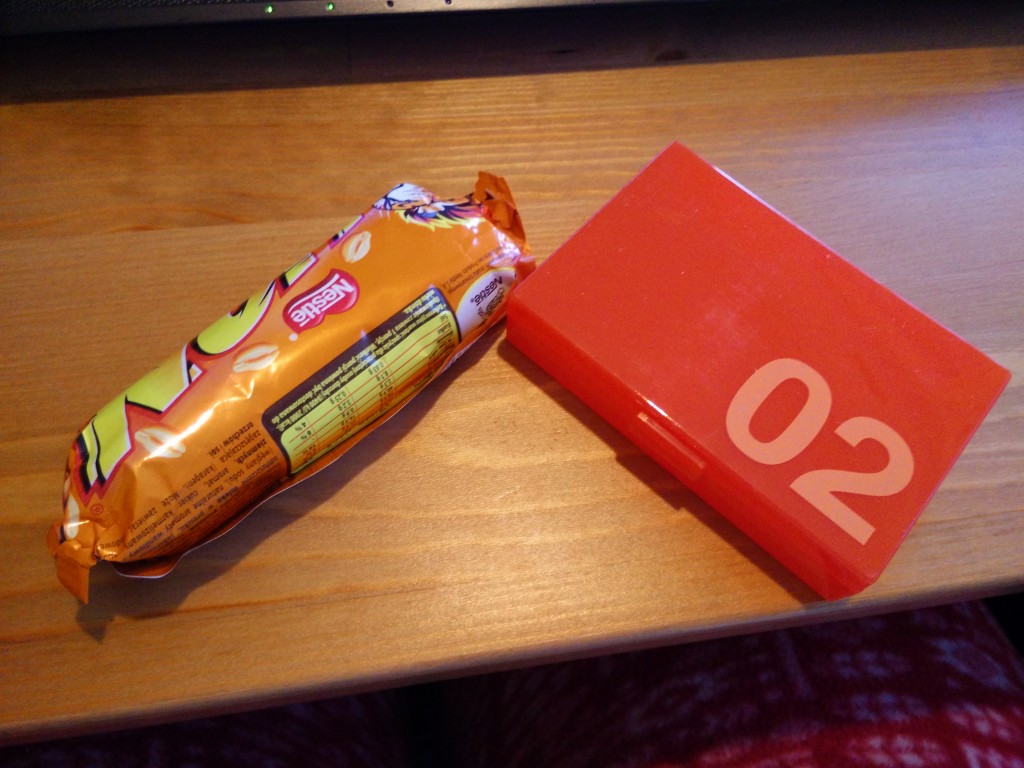 Men.. IKKE med sånn boks i! Hurra! Den blir finfin til synåler og alt mulig småtterier som pleier å stikke av!! Og sjokolade! Nam!