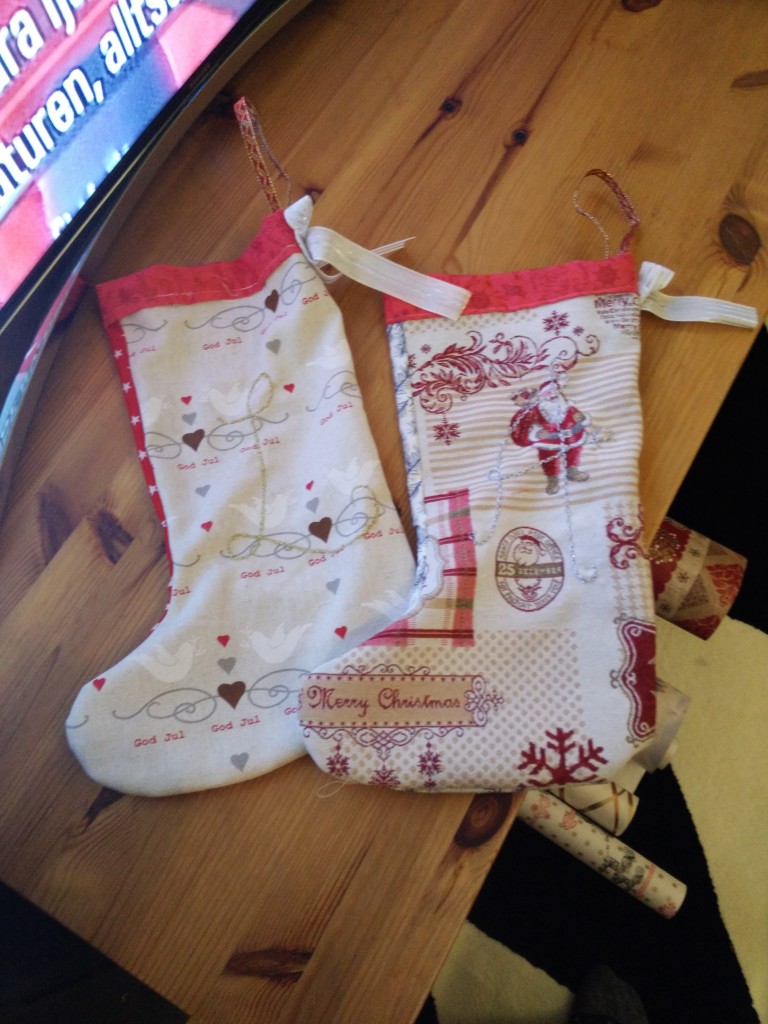 Ferdig! Orket ikke ta fler "in progress" av b roderier. To stk sokker til to søte jenter.