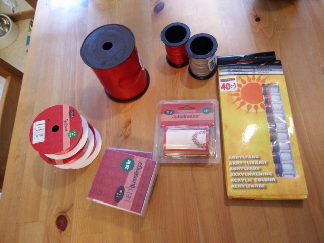Småplukk! Akrylfargene kommer til nytte når jeg skal lage annen dekor til adventsstaken ;) Mer kommer om det!