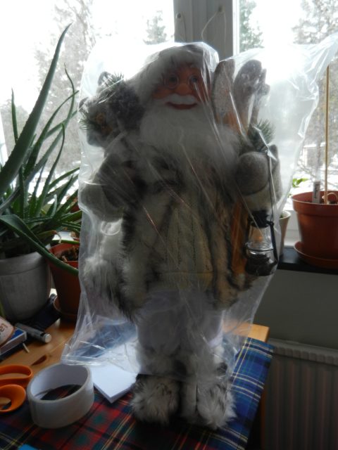 Stooooooor nisse! :D Jeg ble så glad! Den skal stå fremme denne jula helt bombesikkert, om han så må okkupere en plass i sofaen!