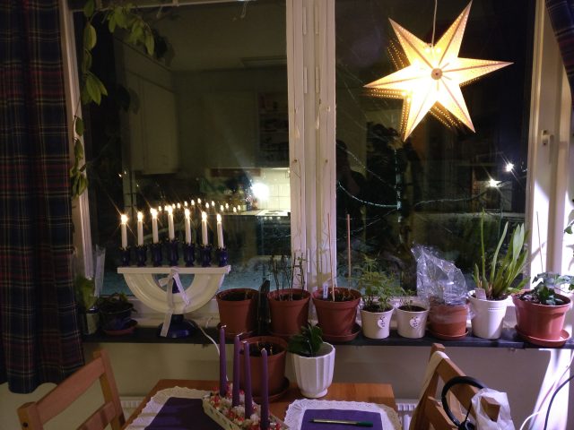 Vinduet mitt så dere ser stjerna og staken sammen, samt adventskransen. 