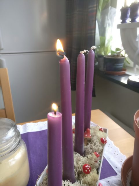 Mörkret tätnar i advent  och vårt andra ljus blir tänt.  Gud bevare dem som gråter,  Låt dem le och leka åter.