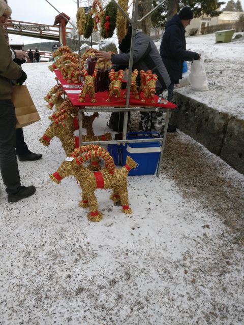 Rett ved inngangen sto masse halmsaker!
