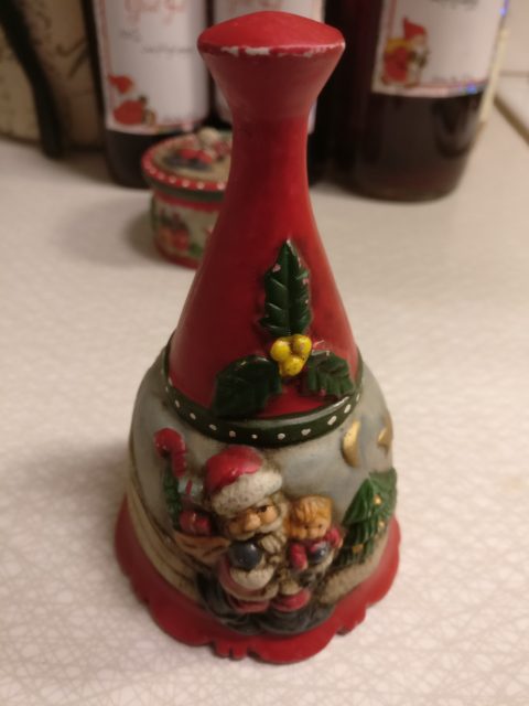 Og jeg kunne jo ikke gå fra denne! Det går å feste en liten kule inni så det blir en riktig bjelle av det.