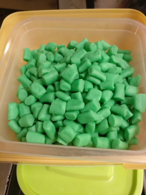 Mintkyssene er lagt over for å tørke litt i en boks.