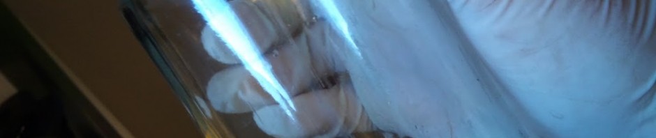 Fjerne påklistrede etiketter fra glass
